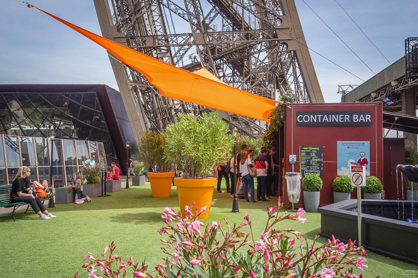 La Torre Eiffel se une a la moda de terrazas con césped