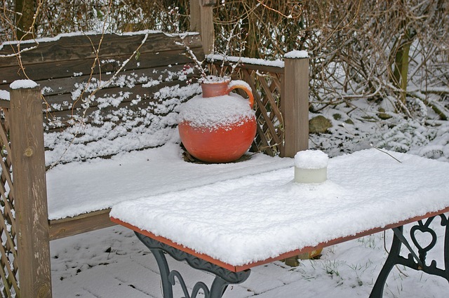 Cuidar el césped artificial en invierno